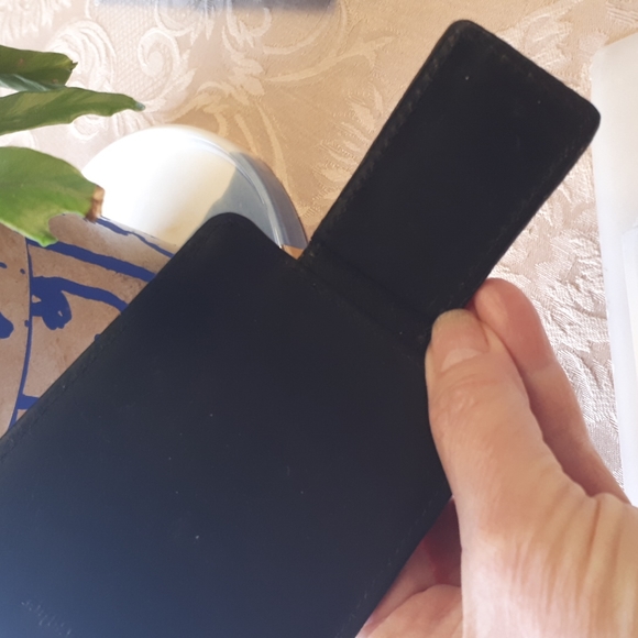 Rolfs black leather money clip with 2 slots for cards. - Picture 6 of 8